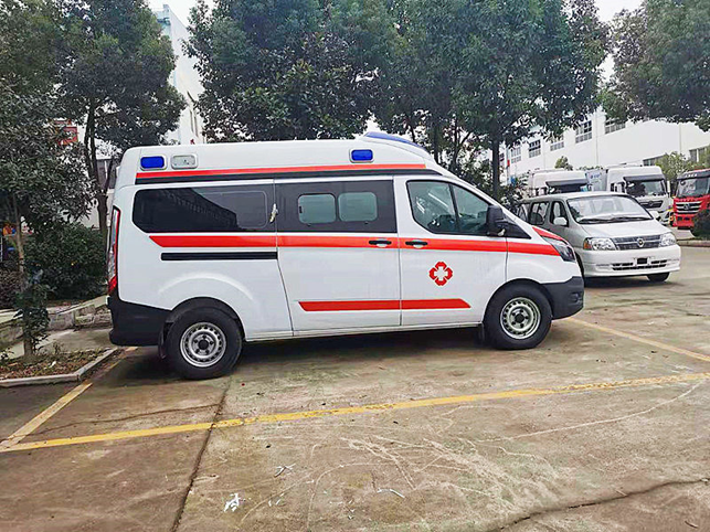 福特全順V362汽油版中軸中頂救護(hù)車(chē)