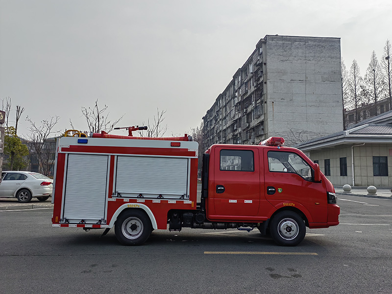 藍(lán)牌東風(fēng)途逸0.85噸水罐消防車(chē)
