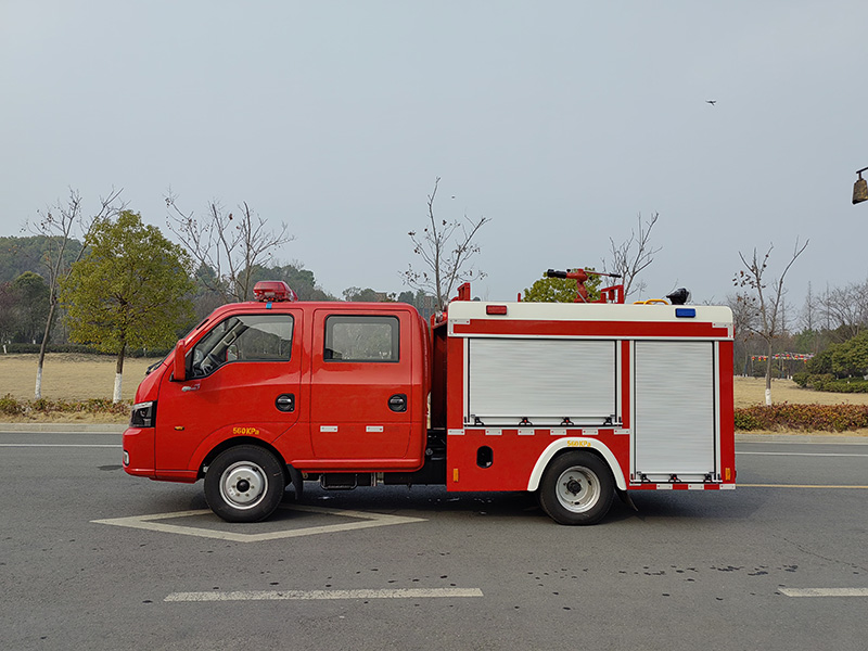 藍(lán)牌東風(fēng)途逸0.85噸水罐消防車(chē)