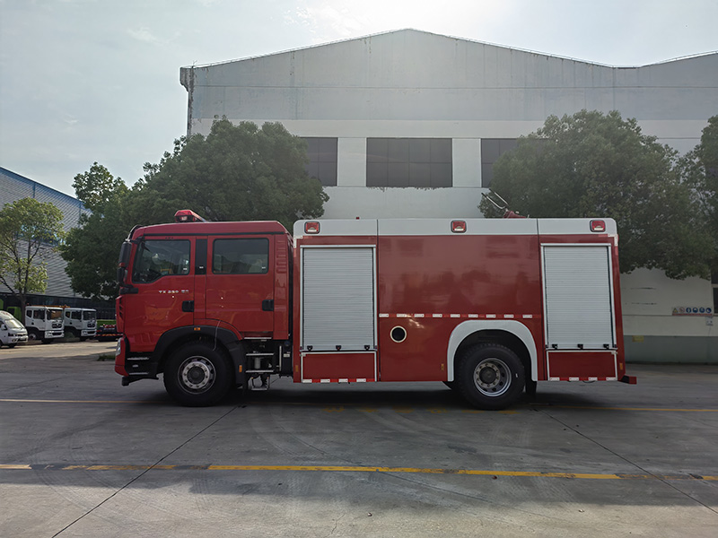 國(guó)六-重汽豪沃8噸水罐消防車(chē)