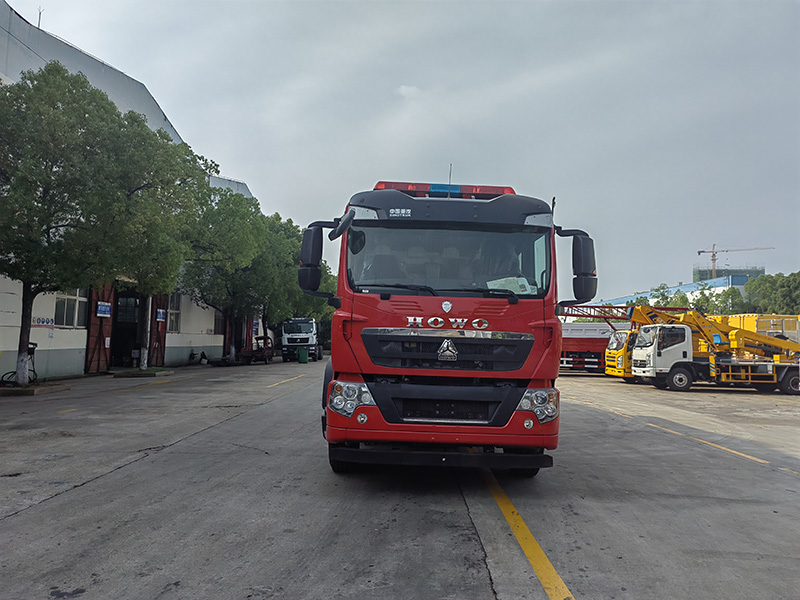 國(guó)六-重汽豪沃8噸水罐消防車(chē)